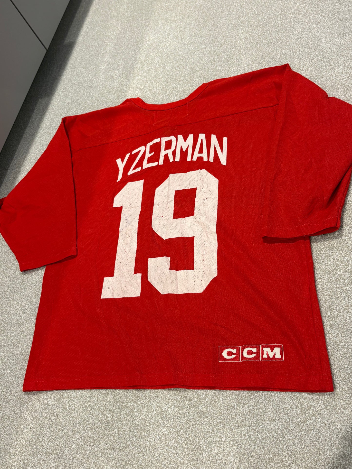 Vintage Detroit Red Wings Steve Yzerman #19 Hockey NHL CCM Jersey Size M