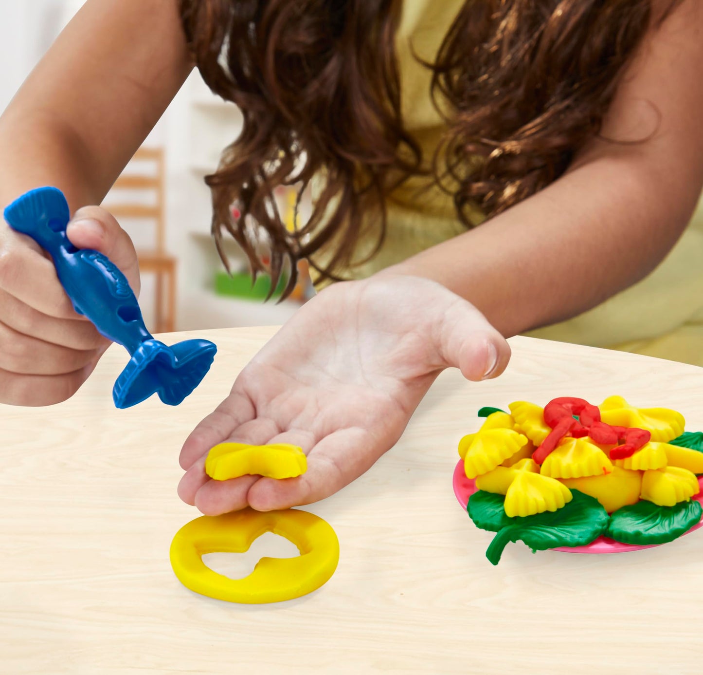 Play-Doh Pasta Dinner Playset, Kitchen Toy with 35+ Accessories, Ages 3+, Includes Pasta Maker, Play Mat & 10 Colors of Play-Doh