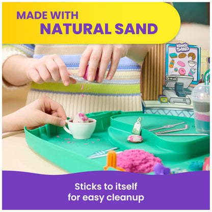 Kinetic Sand, Café Case with 793g Play Sand in 4 Colours, 9 Tools and Moulds, Storage, Kids’ Toys for Girls and Boys Aged 5 and up