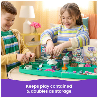 Kinetic Sand, Café Case with 793g Play Sand in 4 Colours, 9 Tools and Moulds, Storage, Kids’ Toys for Girls and Boys Aged 5 and up