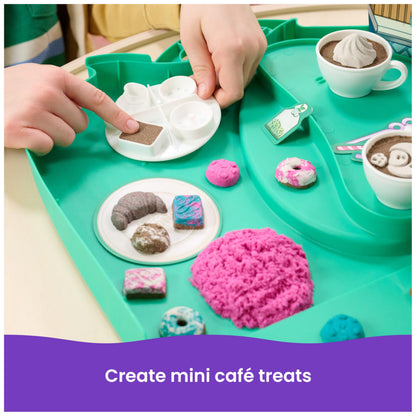 Kinetic Sand, Café Case with 793g Play Sand in 4 Colours, 9 Tools and Moulds, Storage, Kids’ Toys for Girls and Boys Aged 5 and up